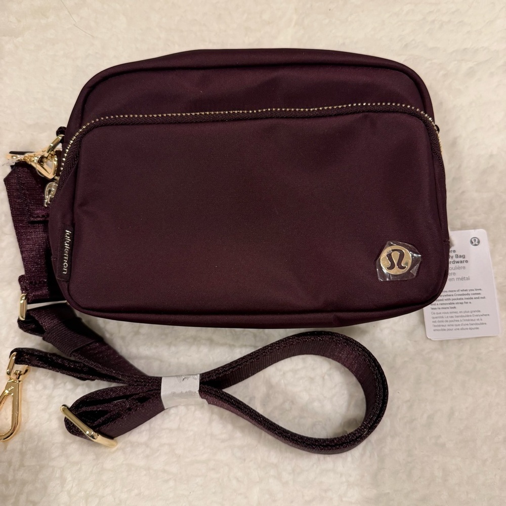 NEW Lululemon Everywhere Crossbody Bag 2L- Black Plum and Gold - Picture 6 of 9